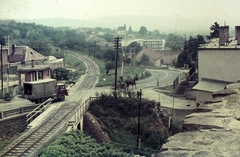 Magyarország, Eger, vasúti átjáró a Mekcsey István utcánál. Távolban a Szent Rókus-temetőkápolna a várból nézve., 1975, Ed Sijmons, színes, szekér, teherautó, Fortepan #77786