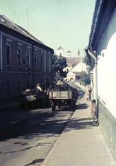 Magyarország, Szentendre, Kossuth Lajos utca, balra az egykori Pajor kúria, ma Ferenczy Múzeum. A háztetők felett a Szent Péter-Pál-templom, a Keresztelő Szent János-templom és a Belgrád székesegyház (Görögkeleti Püspöki Főszékesegyház) tornya látható., 1975, Ed Sijmons, színes, lovaskocsi, Fortepan #77792