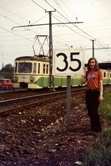 Magyarország, Budapest III., a szentendrei HÉV Aquincumnál, háttérben az esztergomi vasútvonal Szentendrei út fölött átívelő hídja., 1975, Ed Sijmons, színes, HÉV, Budapest, Fortepan #77795