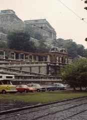 Magyarország, Budapest I., Várkert (Groza Péter) rakpart, Várkert Bazár (Ybl Miklós, 1883.), háttérben a Budavári Palota (korábban Királyi Palota)., 1975, Ed Sijmons, színes, Budapest, Wartburg 311/312, VAZ 2101, Fortepan #77799