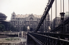 Magyarország, Budapest V., Gresham-palota a Széchenyi Lánchídról nézve., 1975, Ed Sijmons, színes, építkezés, szálloda, szecesszió, palota, Budapest, Quittner Zsigmond-terv, Vágó József-terv, függőhíd, William Tierney Clark-terv, Art Nouveau, Fortepan #77804