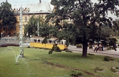 Magyarország, Budapest II., villamos-végállomás a Margit híd budai hídfőjénél., 1975, Ed Sijmons, színes, gyógyintézmény, villamos, villamosmegálló, Ganz TM, locsolás, Budapest, Fortepan #77805