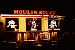 Magyarország, Budapest VI., Nagymező utca 17. Moulin Rouge lokál., 1975, Ed Sijmons, színes, neonreklám, éjszaka, neon felirat, Budapest, Fortepan #77821