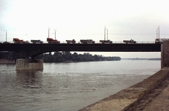 Magyarország, Budapest, Árpád híd a Margitszigetről nézve. Balra a Hajógyári-sziget, háttérben az Újpesti vasúti híd., 1975, Ed Sijmons, színes, teherautó, Fortepan #77831