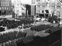 Magyarország, Szeged, Dóm tér. Katonai díszszemle 1937. június 18-án, Horthy Miklós kormányzó 69. születésnapja alkalmából., 1937, Plesovszki Ákos, templom, egyenruha, zászló, katonaság, ünnepség, Schulek Frigyes-terv, katona, lovas, torony, sokaság, gótika, sorakozó, román stílus, tüzérség, székesegyház, Fortepan #77841