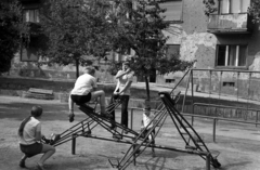 Magyarország, Budapest XI., Károli Gáspár tér 2., 1974, Fortepan, játszótér, libikóka, Budapest, Fortepan #77890