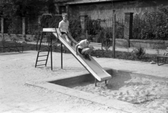 Magyarország, Budapest XI., játszótér a Hamzsabégi úton a Fehérvári út és Fadrusz utca között., 1974, Fortepan, játszótér, csúszda, homokozó, Budapest, Fortepan #77894