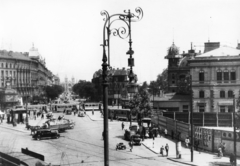 Magyarország, Budapest VI.,Budapest XIII., Nugati (Marx) tér a Váci út és Szent Margit (Ferdinánd) tér, az Árpád-házi Szent Margit-templom felé nézve., 1948, Mihalik István, óra, lovaskocsi, villamos, Ilkovics-büfé, Budapest, lámpaoszlop, Fortepan #77925