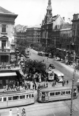 Magyarország, Budapest VIII.,Budapest VII., Nagykörút - Rákóczi út kereszteződése, balra az EMKE ház, szemben a New York palota., 1948, Mihalik István, autóbusz, villamos, Budapest, utcakép, Fortepan #77929