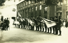 Magyarország, balra az asztalnál József Ferenc főherceg ül., 1933, Kiss Katalin, zászló, ünnepség, tisztelgés, sorfal, Fortepan #77940