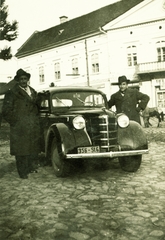 Románia,Erdély, Sepsiszentgyörgy, Szabadság tér a Kossuth Lajos utca torkolatánál., 1939, Kiss Katalin, Opel-márka, férfiak, automobil, Opel Kadett, rendszám, Fortepan #77953