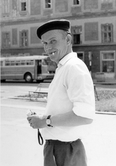 Hungary, Eger, Dobó István tér, háttérben az egykori minorita rendház., 1965, Fortepan, portrait, cigarette, smoking, bus, Hungarian brand, Ikarus-brand, camera, beret, man, Fortepan #7797