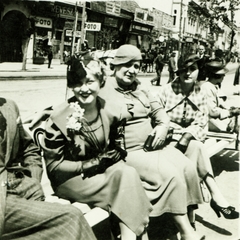 Románia,Erdély, Marosvásárhely, Rózsák tere (Piata Trandafirilor, ekkor Ferdinánd király tér, Piata Regele Ferdinand)., 1935, Kiss Katalin, divat, kalap, átvetett láb, Fortepan #77970