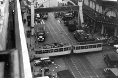 Belgium, Brüsszel, Boulevard Anspach a Rue du Marché aux Poulets kereszteződésénél., 1958, Fülöp Imre, Kalocsai István, Martini-márka, villamos, Fortepan #77977