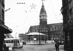 Belgium, Brüsszel, Place Emile Bockstael, szemben az egykori laekeni városháza (később Bibliothèque de Laeken), 1958, Fülöp Imre, Kalocsai István, villamos, középület, pavilon, Fortepan #77984