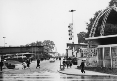 Belgium, Brüsszel, Világkiállítás (EXPO 58), Avenue de l'Atomium az Atomium felől nézve., 1958, Fülöp Imre, Kalocsai István, nemzetközi vásár, reklám, Fortepan #77989