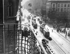 Magyarország, Budapest VIII.,Budapest VII., Rákóczi út, jobbra a Nagykörút kereszteződésénél az EMKE ház., 1953, Fortepan, reklám, forgalom, autóbusz, teherautó, utcakép, életkép, gyalogátkelő, villamos, erkély, villamosmegálló, automobil, Budapest, Fortepan #7800