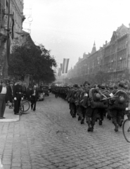 Magyarország, Budapest V.,Budapest XIII., Szent István körút a Jászai Mari (Rudolf trónörökös) tértől a Nyugati (Berlini) tér felé nézve., 1939, Berkó Pál, zászló, fegyver, katona, sisak, menetoszlop, puska, Budapest, rendőr, kerékpár, Fortepan #78240