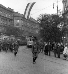 Magyarország, Budapest V.,Budapest XIII., Szent István körút a Nyugati (Berlini) térről nézve, balra a Bihari János (Zsitvay Leó) utca torkolata., 1939, Berkó Pál, zászló, villamos, katona, menetoszlop, Budapest, viszonylatszám, Fortepan #78241