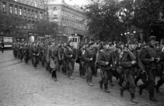 Magyarország, Budapest V.,Budapest XIII., Szent István körút a Nyugati (Berlini) térről nézve, balra a Bihari János (Zsitvay Leó) utca torkolata., 1939, Berkó Pál, cégtábla, villamos, fegyver, katona, menetoszlop, puska, pisztolytáska, Budapest, viszonylatszám, Bocskai sapka, Fortepan #78242