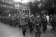 Magyarország, Budapest V.,Budapest XIII., Szent István körút a Nyugati (Berlini) térről nézve, balra a Bihari János (Zsitvay Leó) utca torkolata., 1939, Berkó Pál, villamos, fegyver, katona, menetoszlop, puska, Budapest, viszonylatszám, Bocskai sapka, Mannlicher 31M, Frommer 37M, Fortepan #78243