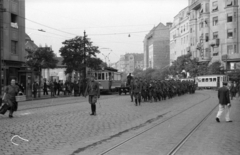 Magyarország, Budapest VI.,Budapest XIII., Lehel (Ferdinánd) tér, balra a Ferdinánd híd hídfője a Sóházzal. Szemben a Váci út a Nyugati (Berlini) tér irányába., 1939, Berkó Pál, villamos, gyógyszertár, telefonfülke, katona, menetoszlop, Budapest, viszonylatszám, Fortepan #78244