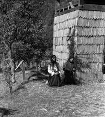 Ukraine,Zakarpattia Oblast, Urunk Mennybemenetele templom., 1939, Berkó Pál, folk costume, grave, prayer, shingle, kneeling, Fortepan #78256