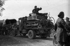 Magyar-lengyel határsáv. A felvétel a lengyel katonák Magyarországra és Romániába történő átmenekítésekor készült., 1939, Berkó Pál, kerékpár, motorkerékpár, harckocsi, teherautó, lengyel gyártmány, rendszám, konvoj, lengyel katona, TK-S tank, Fiat 621, Fortepan #78266