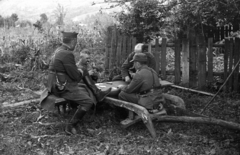 Magyar-lengyel határsáv. A felvétel a lengyel katonák Magyarországra és Romániába történő átmenekítésekor készült., 1939, Berkó Pál, kártyajáték, kerítés, szán, pisztolytáska, lengyel katona, Fortepan #78275