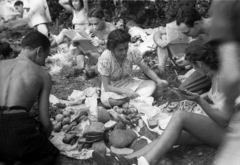 1946, Berkó Pál, excursion, meal, newspaper, reading, Fortepan #78287