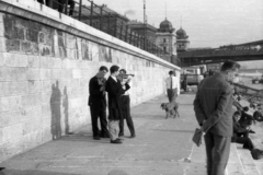 Magyarország, Budapest V., pesti alsó rakpart a Szabadság hídnál., 1965, Berkó Pál, napsütés, kutya, zenész, hegedű, filmkamera, vizsla, Budapest, utcazene, gázálarc, Fortepan #78288