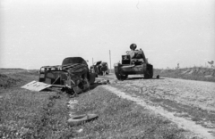 Ukrajna, kilőtt tehergépkocsik és T-26-os harckocsi a Kamenyec-Podolszk és Tulcsin közötti úton., 1941, Berkó Pál, szovjet gyártmány, harckocsi, második világháború, járműroncs, T-26 tank, keleti front, Fortepan #78311