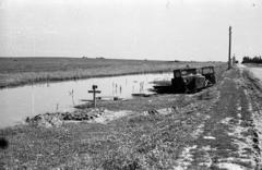 Ukrajna, katonasír és kilőtt tehergépkocsi a Kamenyec-Podolszk és Tulcsin közötti út mellett., 1941, Berkó Pál, második világháború, járműroncs, sírhalom, hadisír, Klöckner-Humboldt-Deutz S3000, Fortepan #78315