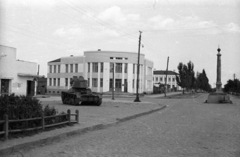 Ukrajna, Tulcsin, Leontovics (Lenin) utca, balra a Szuvorov utca, szemben az állatorvosi főiskola épülete., 1941, Berkó Pál, szovjet gyártmány, harckocsi, emlékmű, második világháború, járműroncs, oszlop, T-26 tank, Fortepan #78321