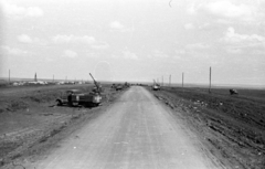 Ukrajna, 1941, Berkó Pál, teherautó, horogkereszt, második világháború, járműroncs, látkép, fegyver, löveg, távvezeték, keleti front, Fortepan #78344