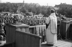 Ukraine, (ekkor Krivoj Rog), Hajnal András domonkos szerzetes, tábori lelkész, tábori misét cerebrál magyar katonáknak a mai Szent Miklós téren (szkver Szvjatoho Mikolaja). Háttérben a Szent Miklós (Lenin) utca (vulicja Szvjato-Mikolaijvszka) épületei láthatók., 1941, Berkó Pál, priest, second World War, microphone, soldier, liturgy, field mass, Fortepan #78361