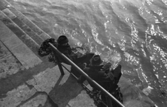 Hungary, Budapest V., Belgrád (Ferenc József) rakpart a nemzetközi hajóállomásnál., 1946, Berkó Pál, wharf, Budapest, bird's eye view, gentleman, sitting, coat, hat, chain, Fortepan #78448