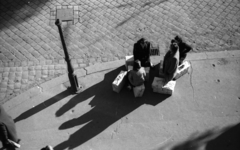 Hungary, Budapest VII., Rákóczi út - Kazinczy utca sarok., 1946, Berkó Pál, Budapest, sitting, women, packet, shadow, plan view, Fortepan #78499