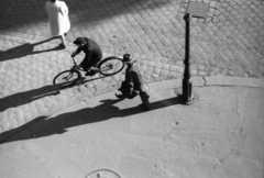 Hungary, Budapest VII., Rákóczi út - Kazinczy utca sarok., 1946, Berkó Pál, bicycle, Budapest, Best of, shadow, plan view, Fortepan #78500