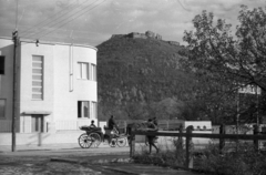 Ukrajna,Kárpátalja, Huszt, Olzsica utca - Ivan Franko utca sarok, háttérben a vár., 1939, Berkó Pál, lovaskocsi, látkép, bauhaus, rom, várrom, Fortepan #78506