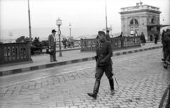 Magyarország, Budapest V., Margit híd a pesti hídfőtől Buda felé nézve., 1939, Berkó Pál, fegyver, katona, hídfő, kard, villamosmegálló, Budapest, Bocskai sapka, Fortepan #78512