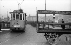 Magyarország, Budapest II., Margit híd a szigeti lejárónál Buda felé nézve., 1939, Berkó Pál, híd, cégtábla, szekér, teherautó, villamos, katona, villamosmegálló, Margitszigeti ásványvíz, Budapest, viszonylatszám, Fortepan #78513