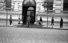 Magyarország, Budapest II., Bem József (Pálffy) tér, a Radetzky laktanya kapuja., 1939, Berkó Pál, kapu, katona, tisztelgés, kerékvető, Budapest, Fortepan #78514