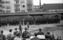 Magyarország, Budapest II., Bem József (Pálffy) tér, a Radetzky laktanya udvara, háttérben a Bem József utca házai és jobbra a Ganz gyár., 1939, Berkó Pál, csoportkép, katona, díszszemle, sorakozó, Budapest, Fortepan #78516