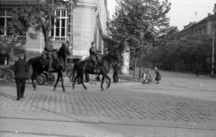 Magyarország, Budapest XIII., Lehel utca, szemben a Dózsa György (Aréna) út a Váci út felé., 1939, Berkó Pál, ló, babakocsi, hirdetőoszlop, katona, Budapest, sínpálya, Fortepan #78525