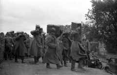 Ukrajna, Dnyipro, szovjet hadifoglyok a Dnyeper folyón létesített pontonhíd város felőli hídfőjénél., 1941, Berkó Pál, oldalkocsis motorkerékpár, hadifogoly, szovjet katona, láda, katonaláda, német katona, ködvágó sapka, keleti front, Fortepan #78550