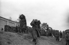 Ukrajna, Dnyipro, szovjet hadifoglyok a Dnyeper folyón létesített pontonhíd város felőli hídfőjénél., 1941, Berkó Pál, hadifogoly, szovjet katona, láda, katonaláda, német katona, keleti front, Fortepan #78551