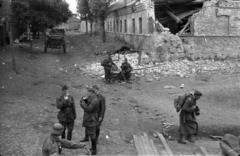 Ukrajna, Dnyipro, a Dnyeper folyón létesített pontonhíd város felőli hídfője., 1941, Berkó Pál, háborús kár, szekér, katona, német katona, Fortepan #78552