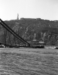 Magyarország, Budapest I., a lerombolt Erzsébet híd és a Gellért-hegy a pesti alsó rakpartról nézve., 1947, Berkó Pál, hajó, szabadság, háborús kár, hídroncs, Duna, eklektikus építészet, Budapest, függőhíd, Kherndl Antal-terv, Czekelius Aurél-terv, Fortepan #78579