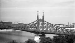 Magyarország, Budapest IX.,Budapest XI., kilátás a Gellérthegyről a Szabadság (Ferenc József) híd felé., 1942, Berkó Pál, híd, hídpillér, Duna, Budapest, Duna-híd, Feketeházy János-terv, Fortepan #78588